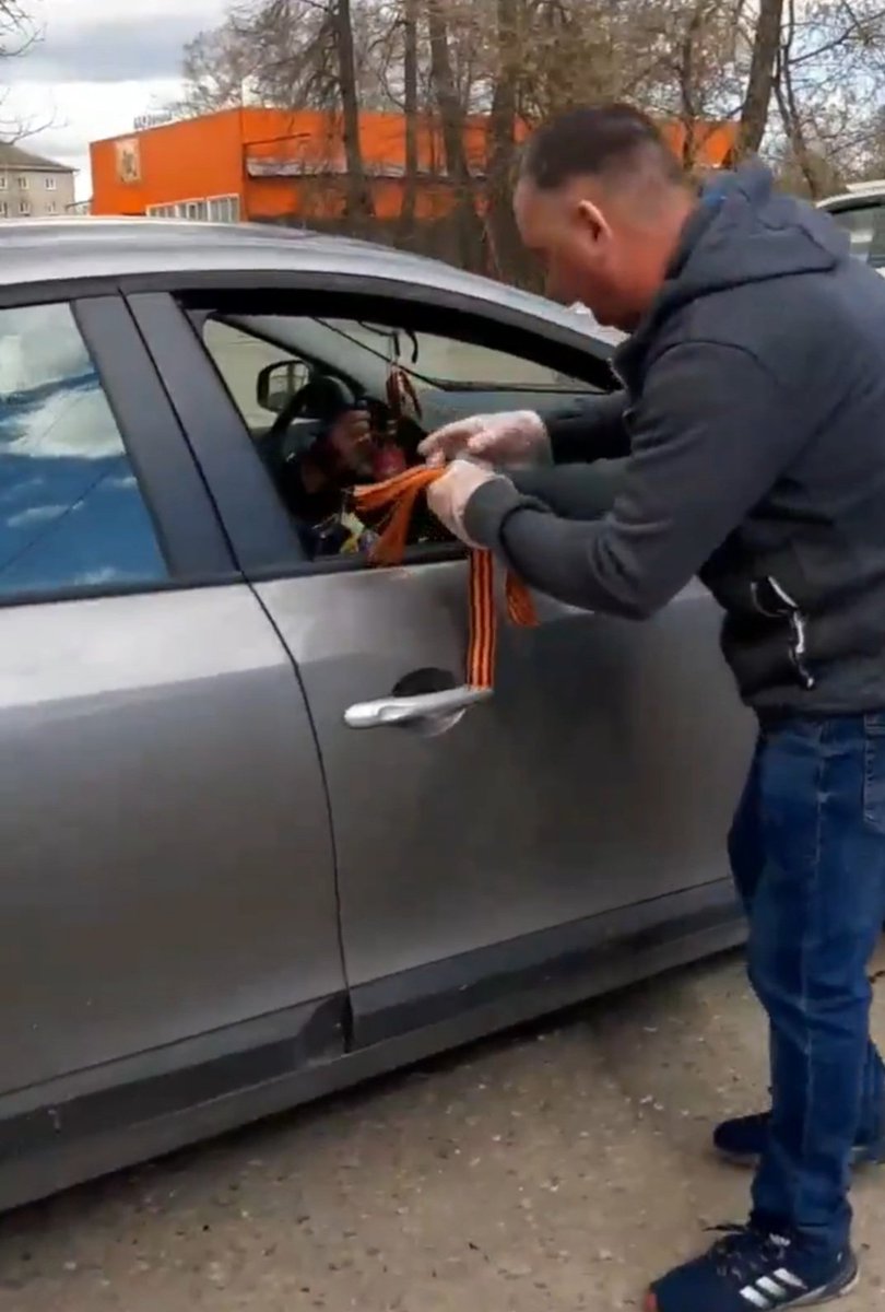 В честь  воинов,погибших в годы Великой Отечественной войны и их подвига ,на улицах города  #Вичуга к Дню Победы проходит ежегодная акция "Георгиевская лента". #ЕР37 
#ИвановскаяОбласть 
#ЗнатьЧтобыПомнить 
#ГеоргиевскаяЛента