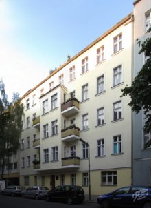 Dietrich, christened Maria Magdalena, was born 1901 in  #Schöneberg's Sedanstraße 65 (since 1947 Leberstraße) . She and her older sister, Liesel, spent their childhood in the house which still exists in a neighbourhood known as the  #RoteInsel.