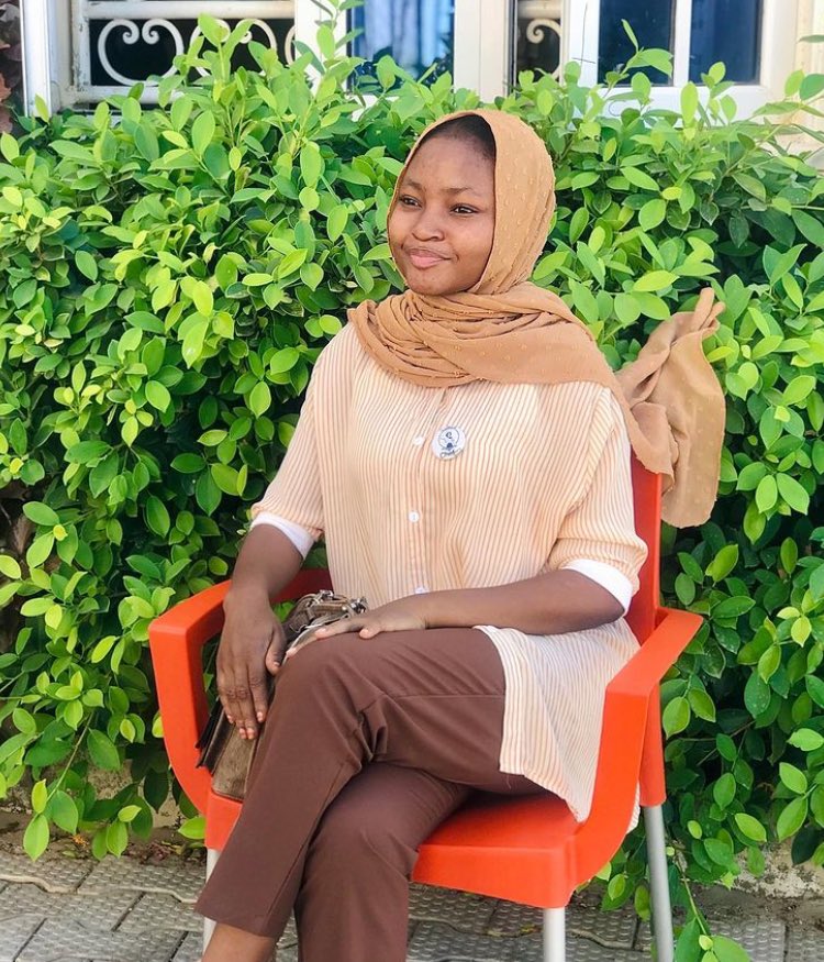 teemaah_garba's tweet image. Nifa na sauke farashi, manta da kayan lefe... idan ka kawo min abaya kwarara guda 10 ka hado da sadaki kawai a shafa fatiha na amince 🤩😄💃🏼