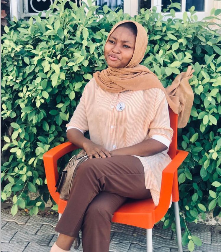 teemaah_garba's tweet image. Nifa na sauke farashi, manta da kayan lefe... idan ka kawo min abaya kwarara guda 10 ka hado da sadaki kawai a shafa fatiha na amince 🤩😄💃🏼