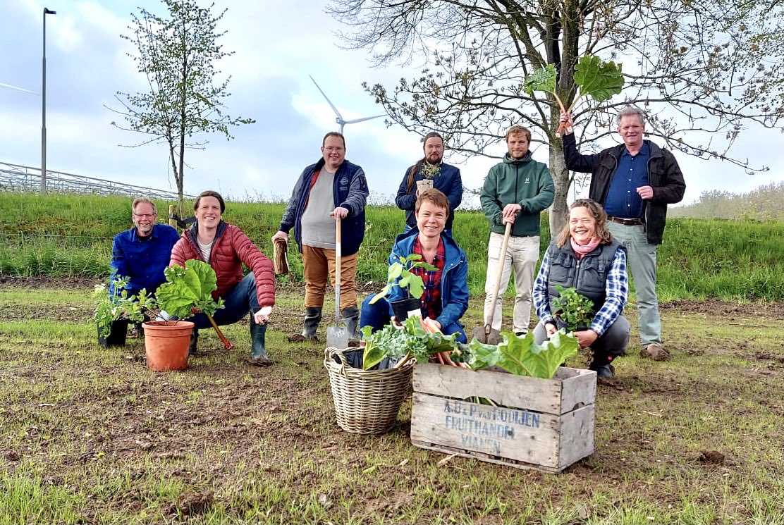 Het startschot is gegeven voor de aanleg van een 10 hectare groot voedselbos bij Geldermalsen. Morgen (vrijdag) vertelt projectleider Gerdien Dijkstra (foto midden) uitgebreid over het plan in de Gelderlander ⁦<a href="/dgrivierenland/">De Gelderlander</a>⁩