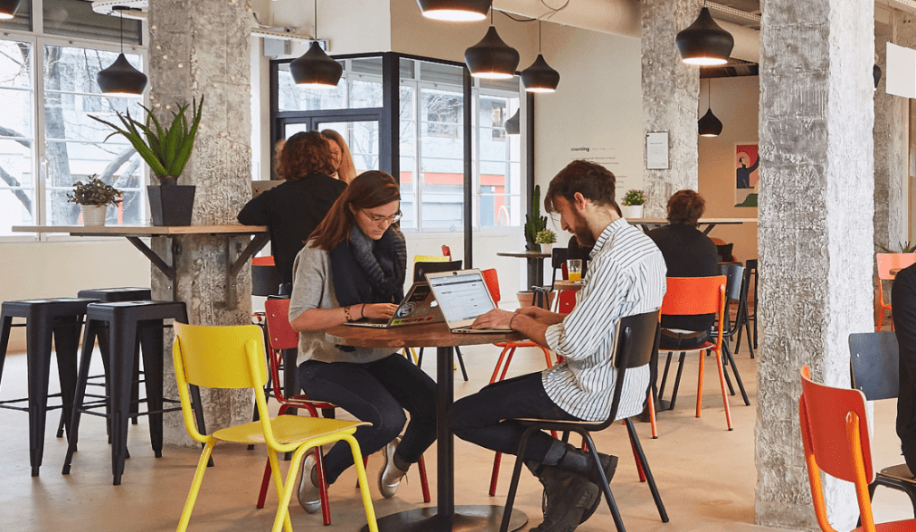immoweek's tweet photo. Malgré l’impact de la crise sanitaire sur le marché de la location de #bureaux, le #flexoffice poursuit son développement, selon une enquête #Flexmark, réalisée par @work_there, la plateforme dédiée à l’offre de bureaux flexibles de @SavillsFR  >> https://t.co/JdhTtnkhK5 https://t.co/i54up9WBvi