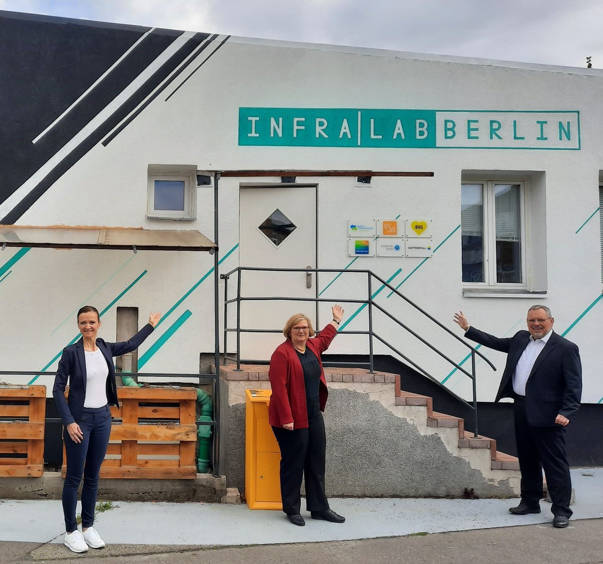 Stromnetz Berlin GmbH (@stromnetzbln) on Twitter photo Heute zu Besuch im <a href="/infralabberlin/">InfraLab Berlin</a>: Bezirksbürgermeisterin Angelika Schöttler <a href="/AngelikaSchttl3/">Angelika Schöttler</a> tauschte sich mit unserem GF <a href="/ThSchaefer61/">Thomas Schäfer ✌️🇺🇦</a> und Claudia <a href="/rathfux/">Claudia Rathfux</a> über die #Innovationen der Infrastrukturbetreiber aus. Sie freut sich auf die weitere Zusammenarbeit! <a href="/BerlinTempSchbg/">Bezirksamt Tempelhof-Schöneberg</a> Heute zu Besuch im <a href="/infralabberlin/">InfraLab Berlin</a>: Bezirksbürgermeisterin Angelika Schöttler <a href="/AngelikaSchttl3/">Angelika Schöttler</a> tauschte sich mit unserem GF <a href="/ThSchaefer61/">Thomas Schäfer ✌️🇺🇦</a> und Claudia <a href="/rathfux/">Claudia Rathfux</a> über die #Innovationen der Infrastrukturbetreiber aus. Sie freut sich auf die weitere Zusammenarbeit! <a href="/BerlinTempSchbg/">Bezirksamt Tempelhof-Schöneberg</a>