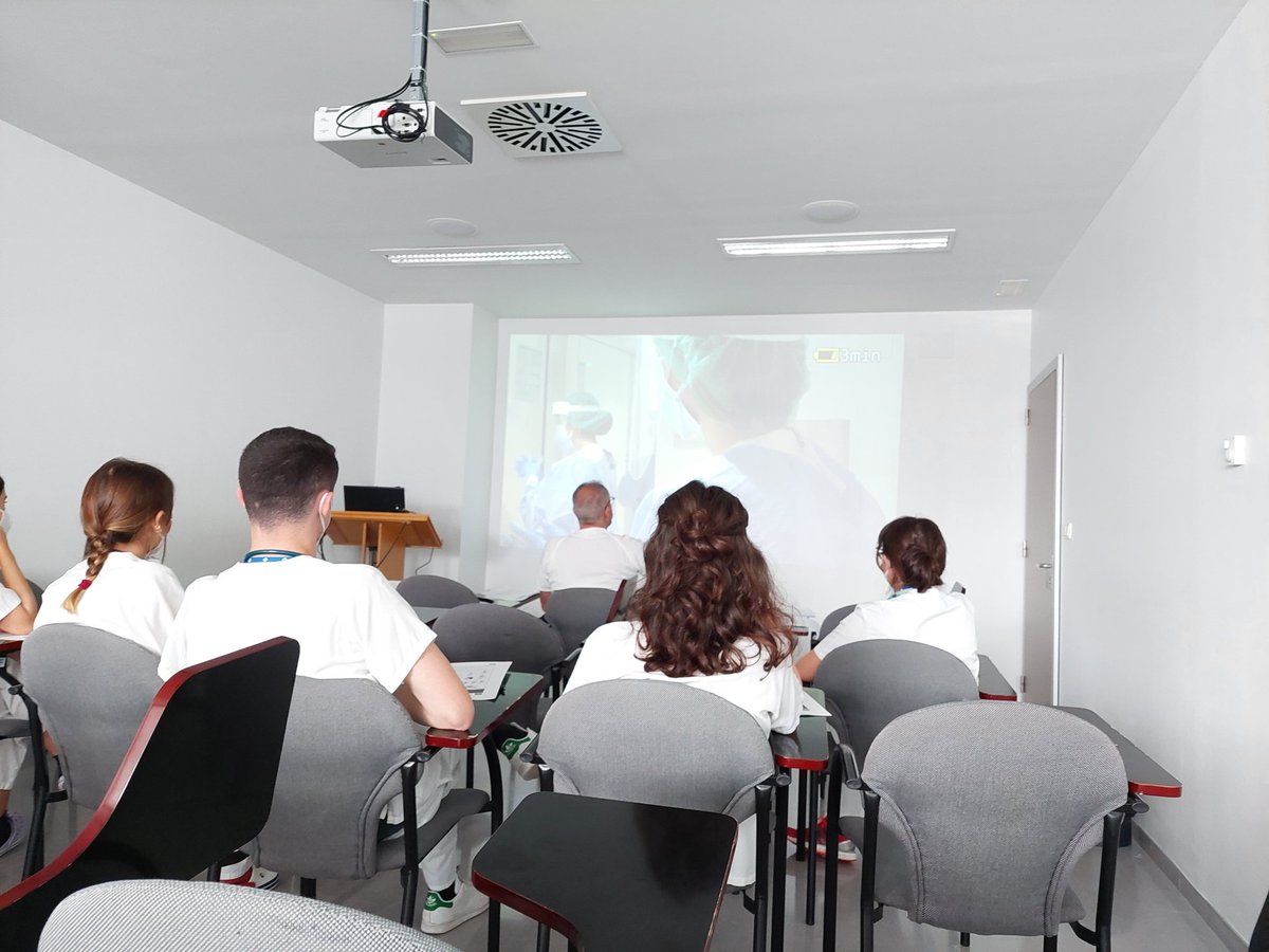 Hoy hemos comenzado en el Servicio de Urgencias del <a href="/HUCA_Asturias/">@HUCA</a> el proyecto de Innovación Docente concedido por <a href="/uniovi_info/">Universidad Oviedo</a>, de entrenamiento mediante Simulación Clínica a estudiantes de 6°de medicina en el manejo de pacientes con enfermedades infecto-contagiosas.