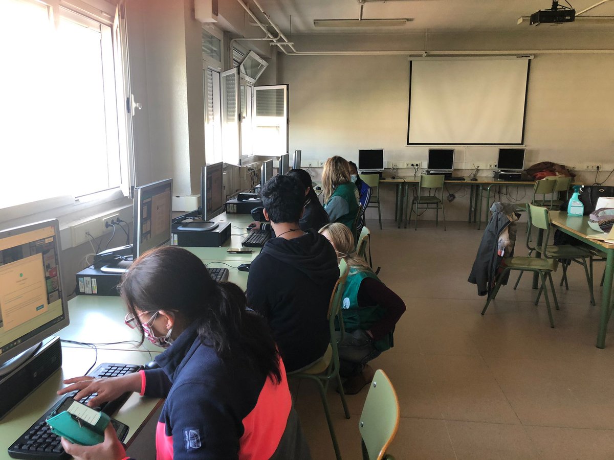 OSDAM_org's tweet photo. Curso de orientación laboral y reparto de alimentos para las familias necesitadas #ayudasocial #osdam #voluntariado https://t.co/5y5hs0NI29