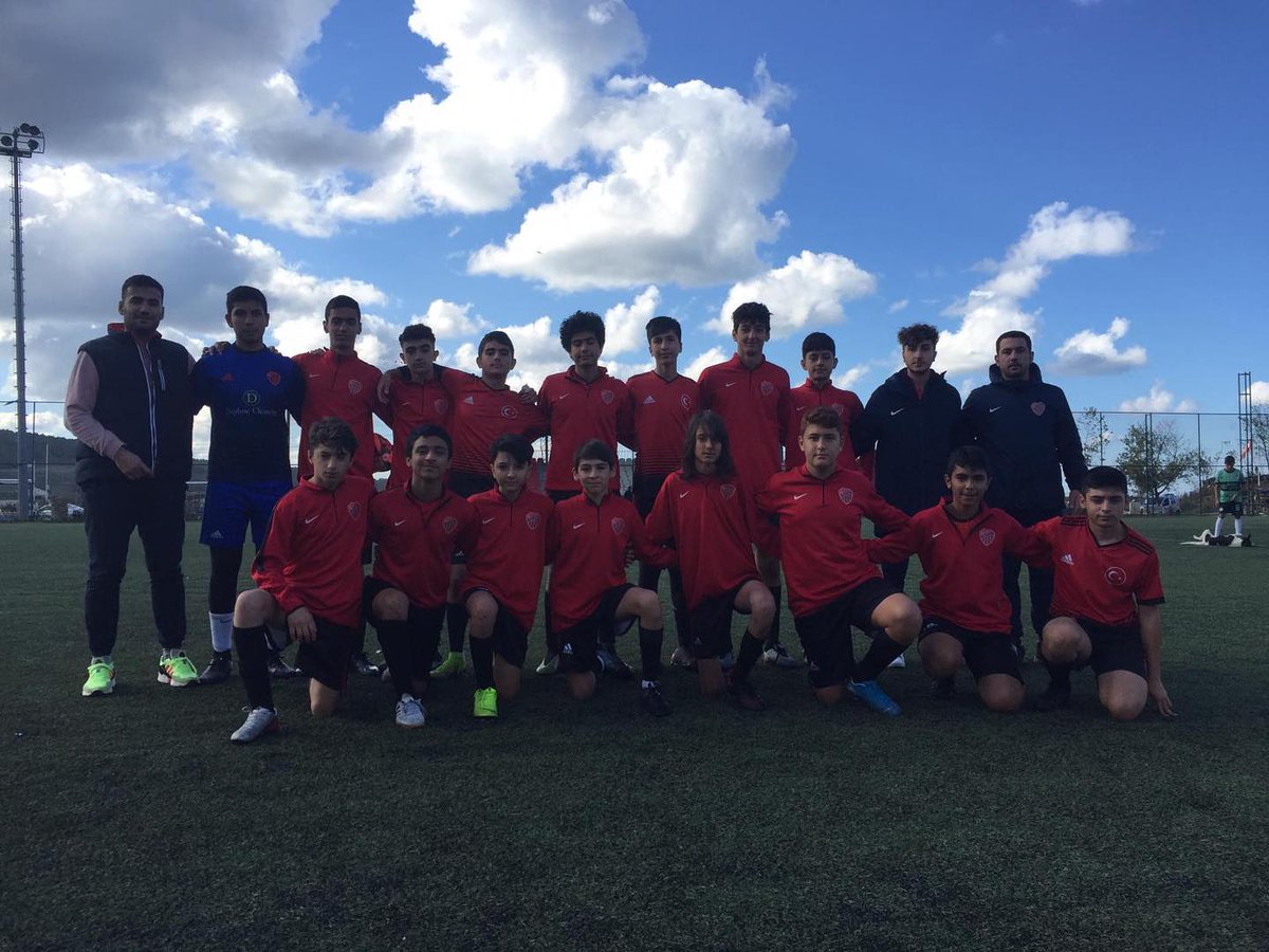 Pandemi nedeniyle tesislerin kapalı olduğu bir dönemde Küplüce Gençlikspor, online teorik idmanlara başlıyor. Zorunlu olacak bu teorik idmanlarda Premier Lig'deki pozisyonlar genç futbolcularla tartışılacak.

yerelfutbol.com/2021/05/u16-ta…