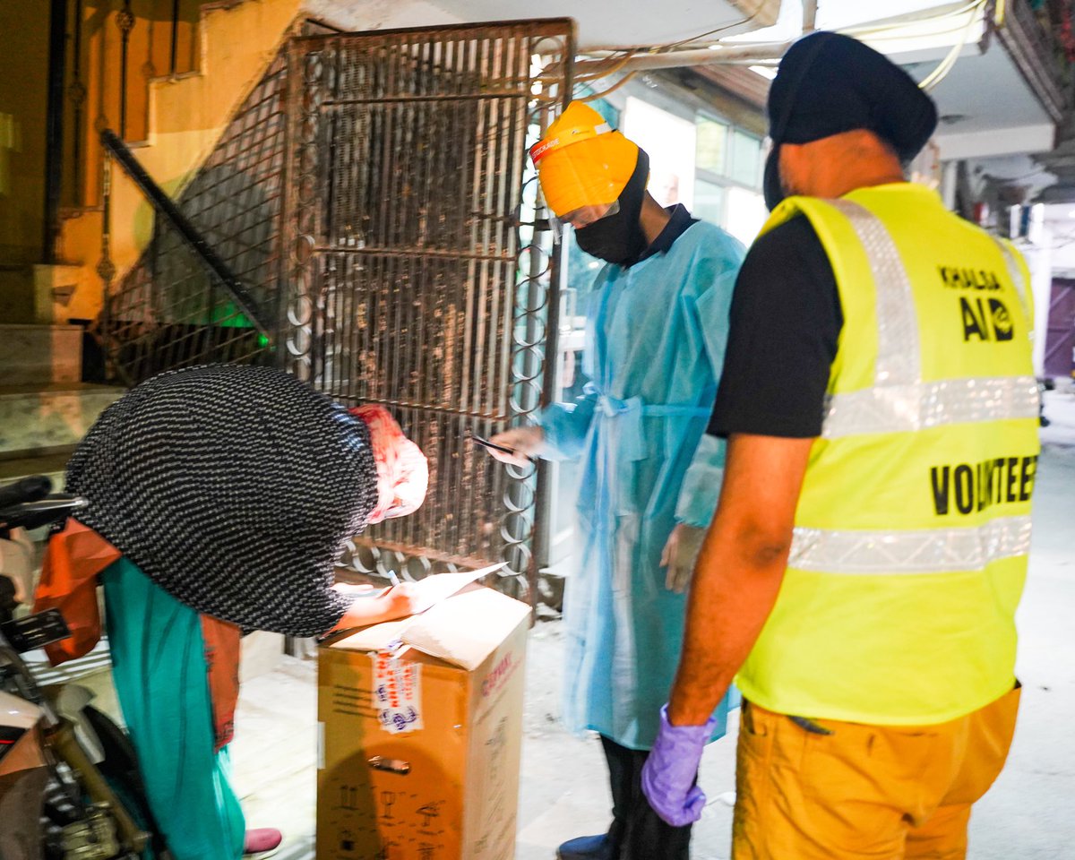 khalsaaid_india's tweet photo. #Proud 

Our volunteers are working religiously from morning till late night hours, delivering o2 concentrators at the doorstep of the patients. They work in rotations to ensure proper rest and are taking necessary precautionary measures while delivering aid.

#volunteersewa https://t.co/vFx1RG24TP