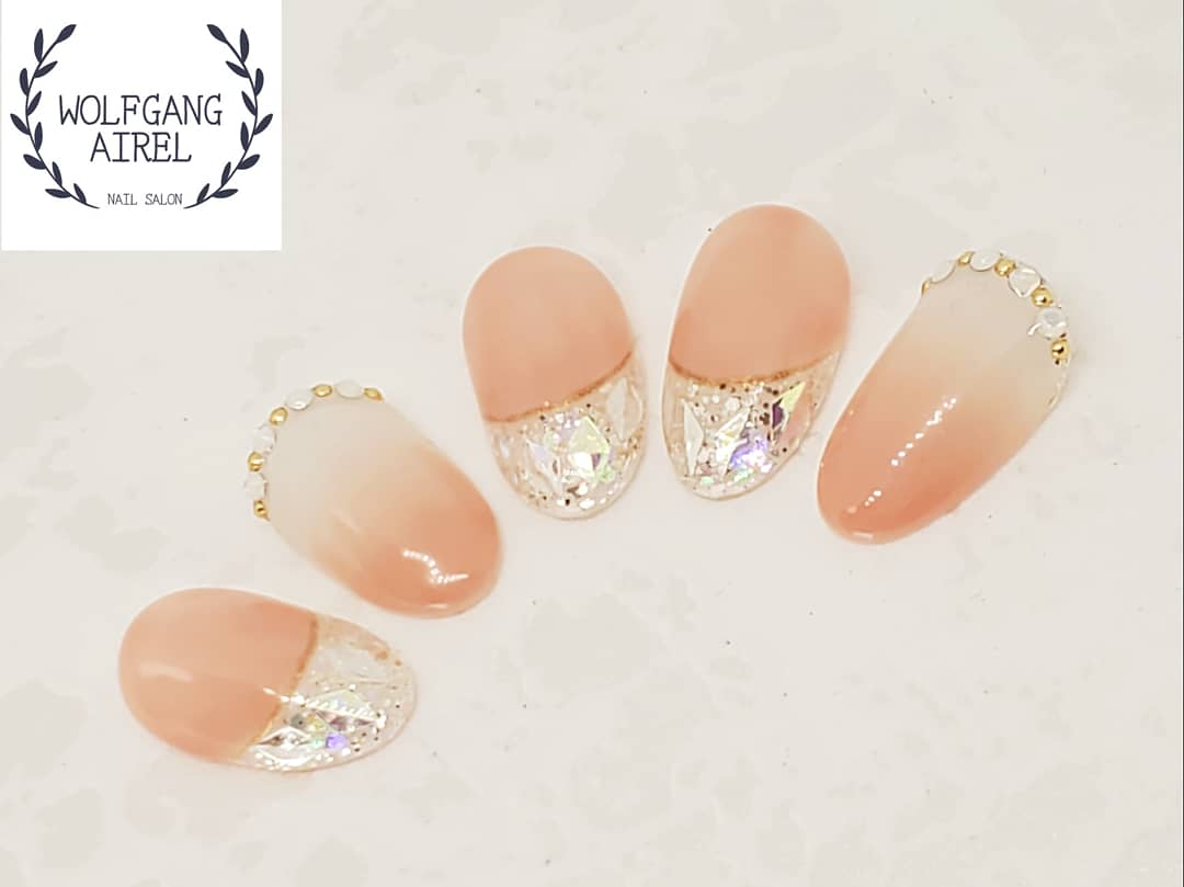 Twitter 上的 Nail Salon Wolfgang Airel グラデーションネイル ガラスフレンチネイルの組み合わせ ガラスフレンチが存在感があるので グラデーションネイルはシンプルに 根元にホワイトオパールを並べるだけにしてみました ガラスフレンチ ガラスフレンチ