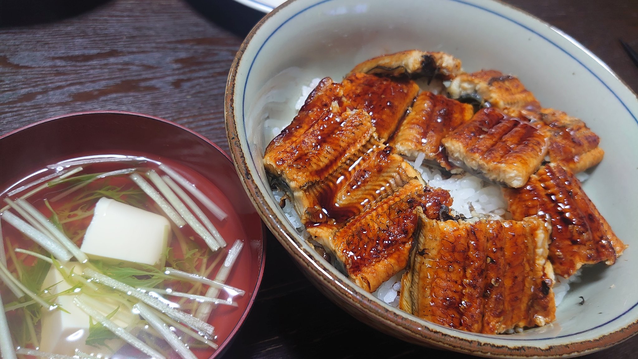 みずくん 今日は鰻を 市販の鰻 を熱湯で洗って酒をふってオーブン焼き ホントは茶葉なんかで焙れば炭火風になるんだけど めんどくさいのでやりませんでした Gt Lt 十分 美味しくいただきました T Co Jafvtdwklj Twitter