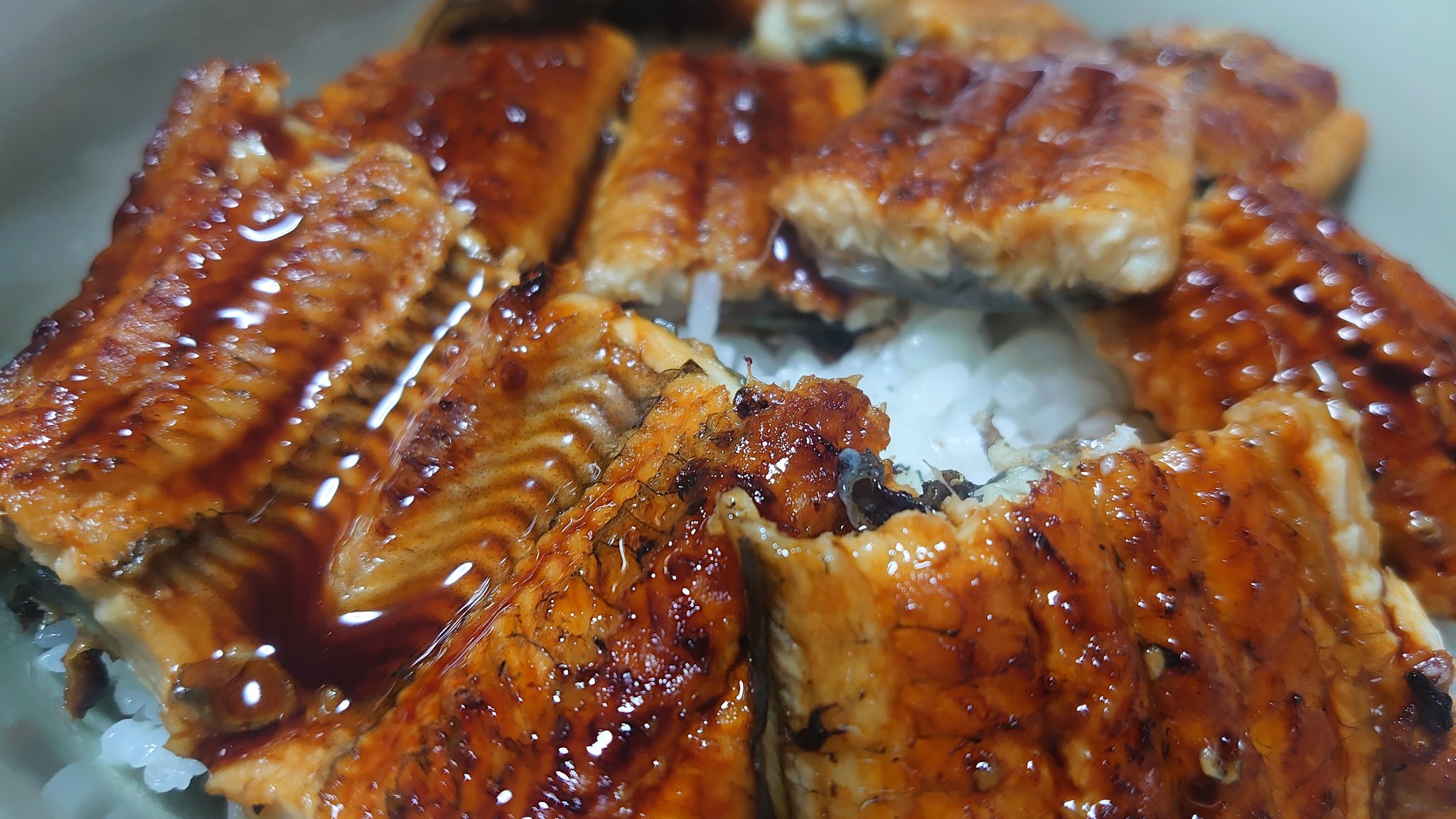 みずくん 今日は鰻を 市販の鰻 を熱湯で洗って酒をふってオーブン焼き ホントは茶葉なんかで焙れば炭火風になるんだけど めんどくさいのでやりませんでした Gt Lt 十分 美味しくいただきました T Co Jafvtdwklj Twitter