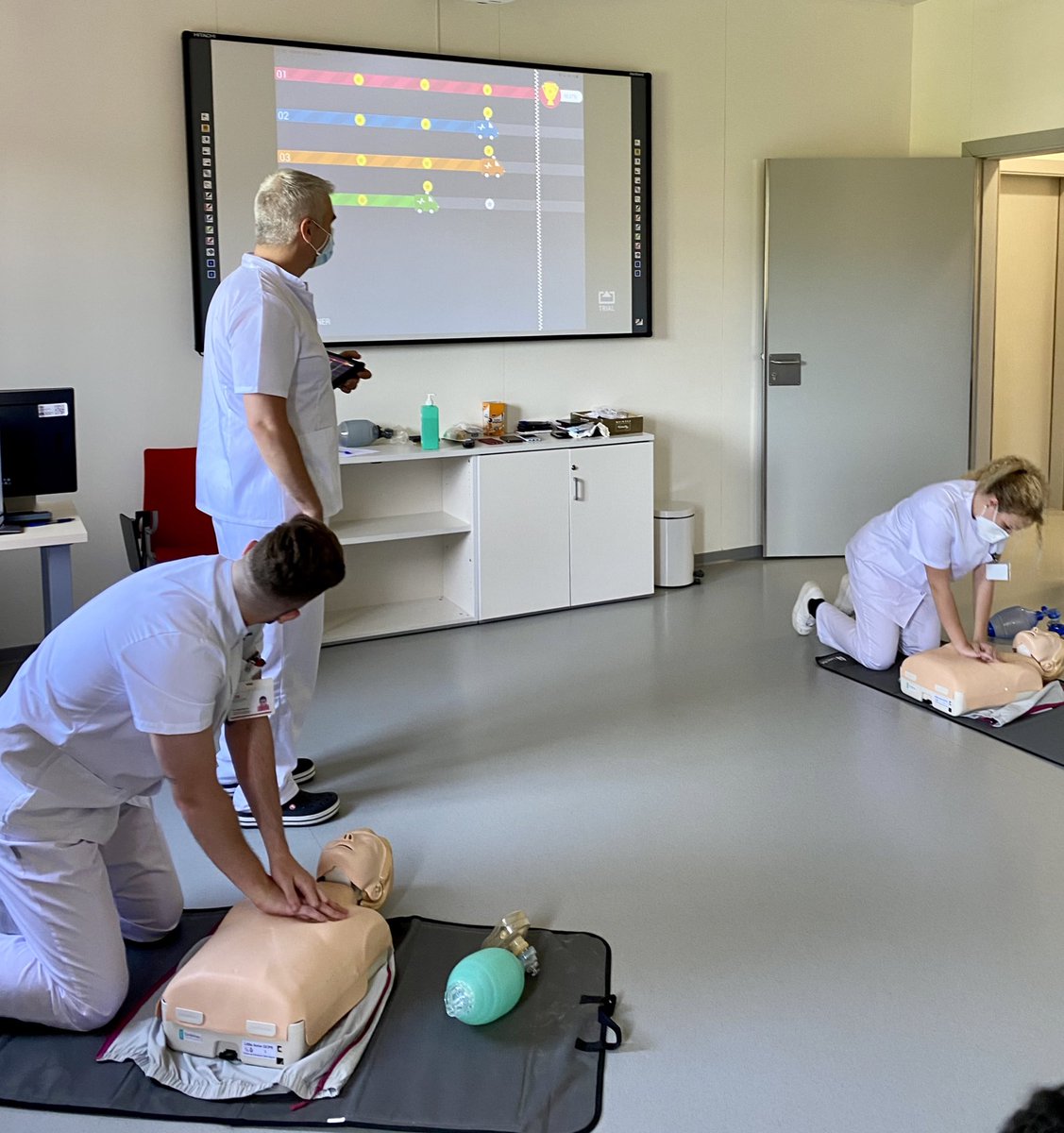 🏥En el Centre de Simulació Sant Agusti
👩‍⚕️estudiantes de Grado en Enfermería 
🏋️‍♂️ entrenan la RCP y miden quien hace las mejores compresiones con el programa QCPR Training de <a href="/LaerdalEspana/">Laerdal España</a> 
¿Quien llegara antes al hospital? #simulación #gamificación #centredesimulaciósantagusti