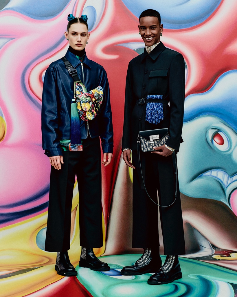 A shirt, belt and #DiorSaddle pop with imagery by Kenny Scharf for #DiorMenFall 2021 on.dior.com/menfall2021 by Kim Jones, the effect subtly reprised on a 'Dior Lock' bag with #DiorOblique.
© Photos: Rafael Pavarotti
DIOR | Artwork © Kenny Scharf. Licensed by Artestar, New York.