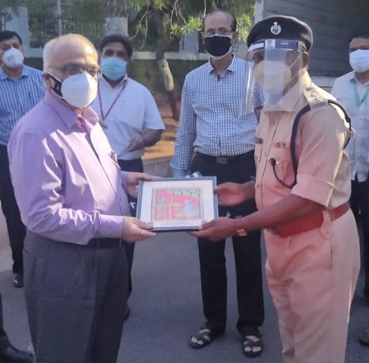 MalkajgiriCop's tweet photo. Today at #DRDO headquarters #DGMSS Sri. MSR Prasad handed over 10 #OxygenCylinders with regulators, flowmeters to Sri D.Srinivas #DCP @Rachakonda_tfc. These cylinders will be used for #FrontlineResponders #RachakondaPolice in #emergency. #CP_RCK has appreciated DRDO authorities. https://t.co/78vo94enhi