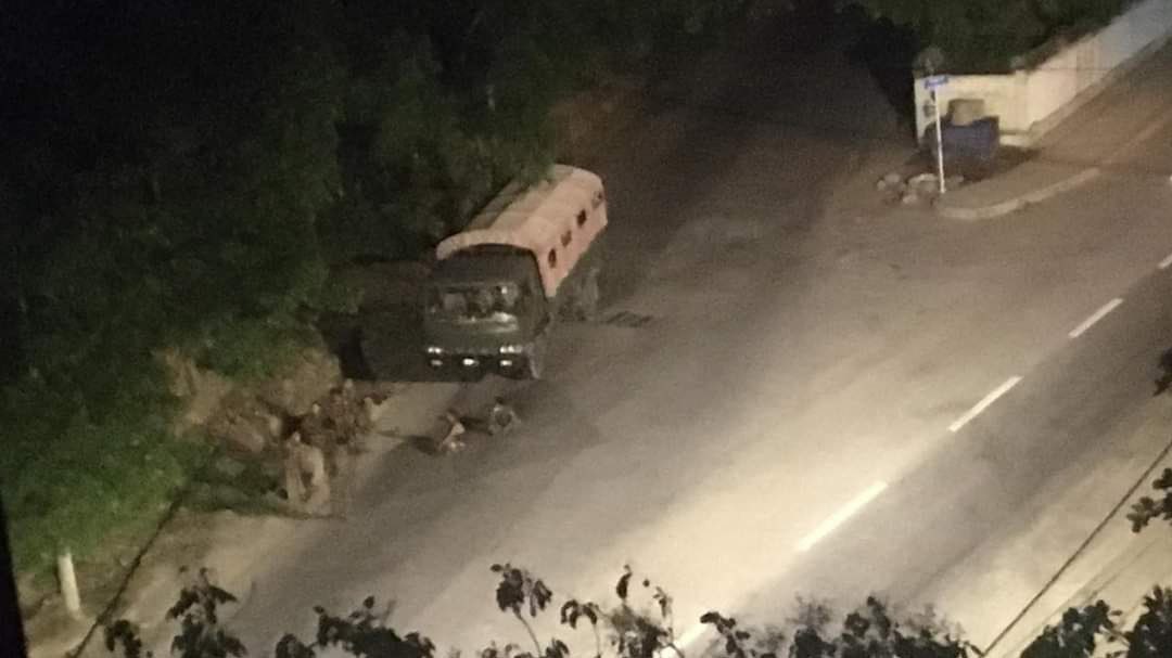THAKETA, Yangon:

Terrorists (Myanmar security forces) abducted a civilian from Min Nanda junction.

#May6Coup #WhatsHappeningInMyanmar #MilkTeaAlliance