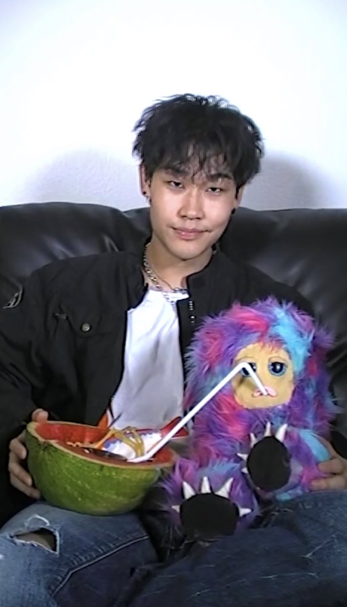 “Super ancient camcorder” coming through 📹
It’s 🔑 to 21-year-old @justinyi_’s hit retro videos 🙃
https://t.co/PcdynEkf0t https://t.co/abIGCryQtP