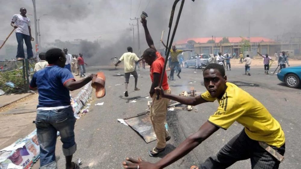 travismedia_'s tweet photo. JUST IN: People run for their lives as Hoodlums invade mile 12 in Lagos – Travis News https://t.co/9AaIpazbTZ https://t.co/nC76hj2tDu