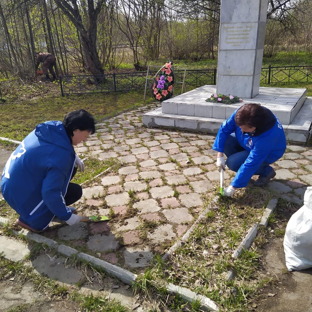 Сегодня актив #er_vichuga и неравнодушные жители #ВИЧУГА приняли участие в субботнике в субботнике сквера ДК "МАШИНОСТРОИТЕЛЬ". В субботнике так же активное участие принял депутат Ивановской областной Думы Анатолий Буров. #ЕР37 #знатьчтобыпомнили #9мая