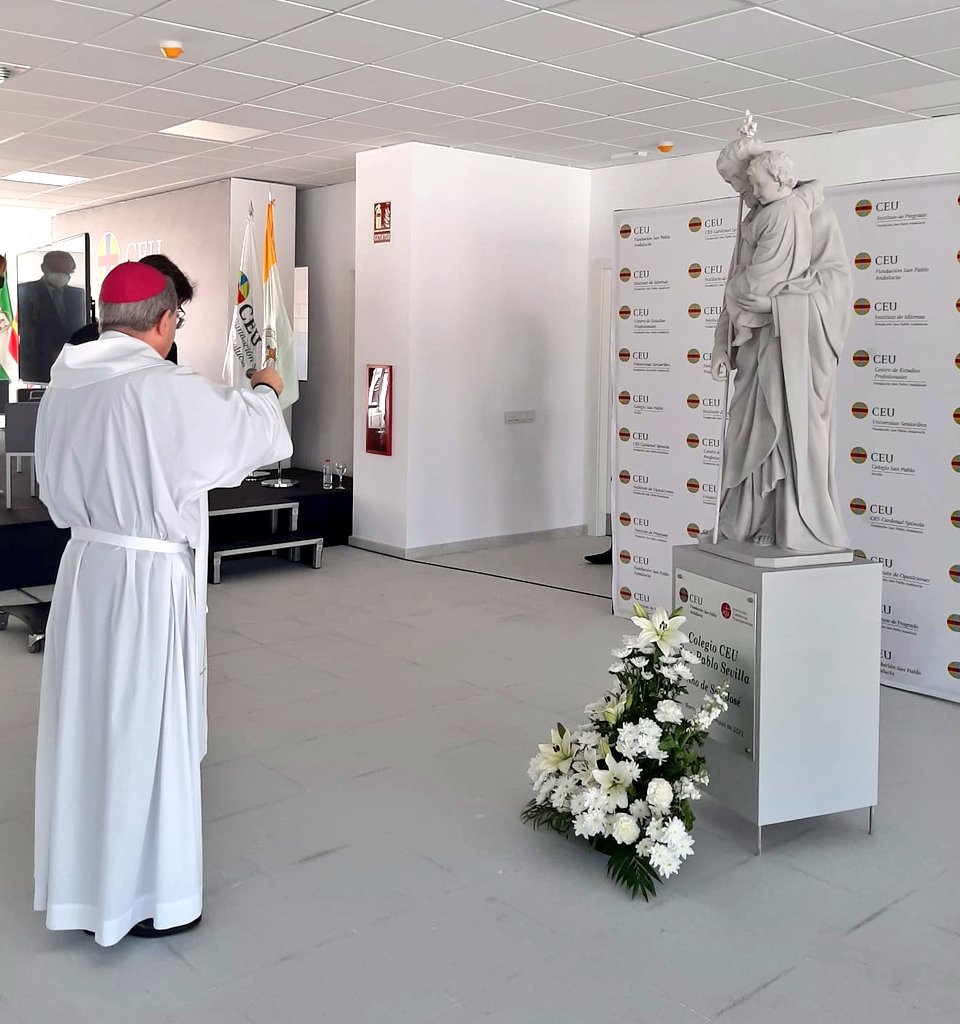 CEUAndalucia's tweet image. Mons. Juan José Asenjo (@Archisevilla1) bendice las nuevas instalaciones que comenzarán a funcionar el próximo mes de septiembre. El padre Orta, director de #Pastoral, y Leonor Rodríguez,  coordinadora de #pastoral, realizan las lecturas #bachillerato #somosCEU #valoresCEU