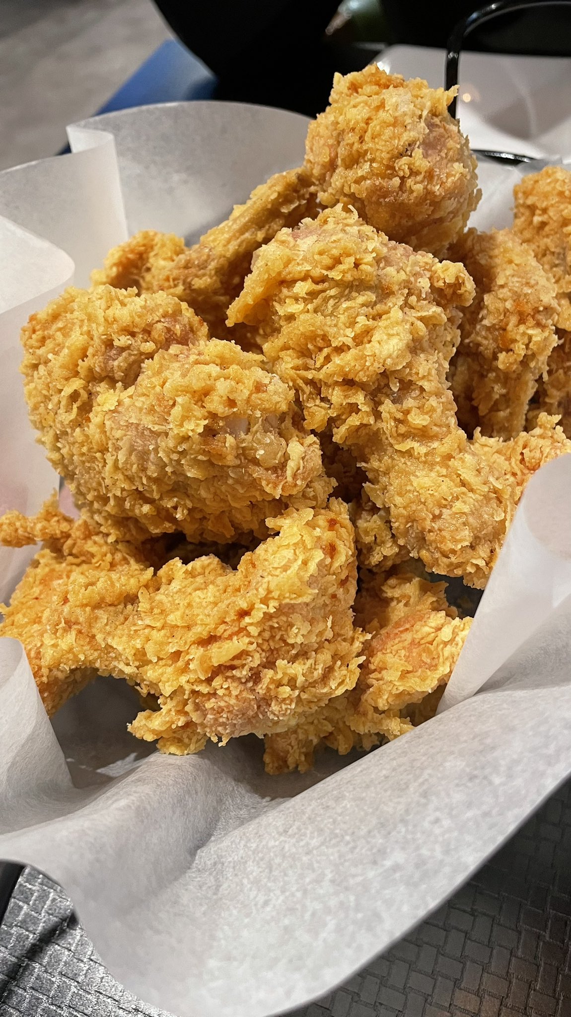 An 本物のbbqチキンが新大久保にできてるんだけど まじで韓国おもいだすから行ってほしい 絶対フライドチキン食べて 新大久保でダントツ美味しい 昨日も行ったんだけどもうすでに混んでた 鷄まるbbqチキンてゆうお店です T Co 9b0ewv5fdx