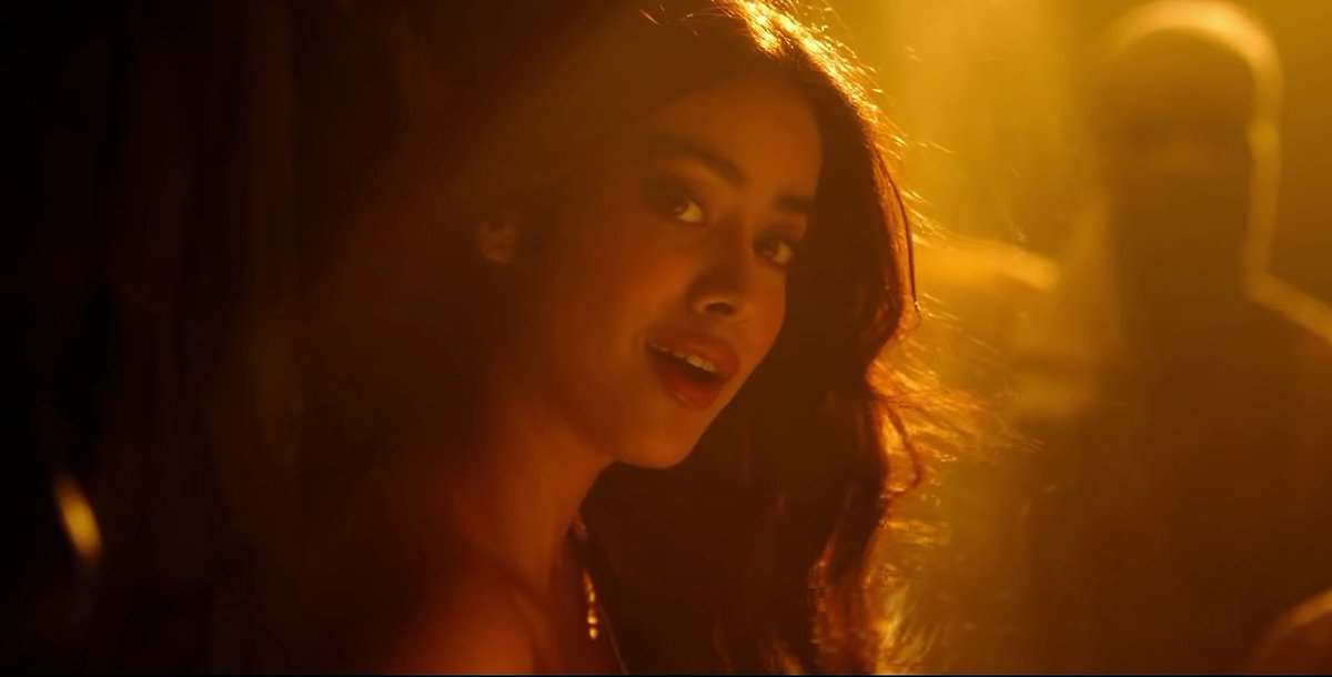 #JanhviKapoor stans went bat shit crazy after this song 🔥🔥😍

#NadiyonPaar  #Roohi