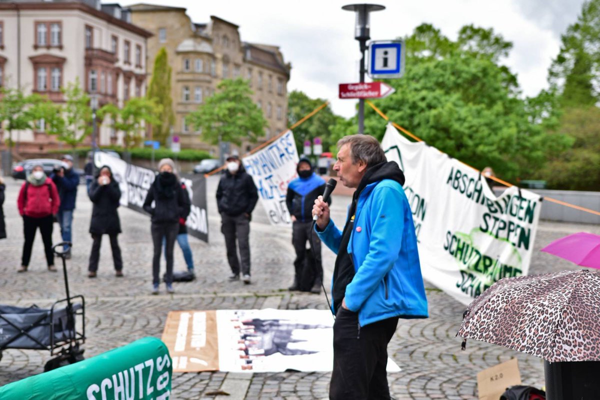 Freispruch für Hagen Kopp! ✊✊🏾✊🏼
Wegen dem Aufruf zu praktischer Solidarität durch Bürger:innenasyle war er vor Gericht und wurde heute in Aschaffenburg freigesprochen! 
#SolidarityWillWin #BuergerInnenAsyl 
Foto: We'll Come United