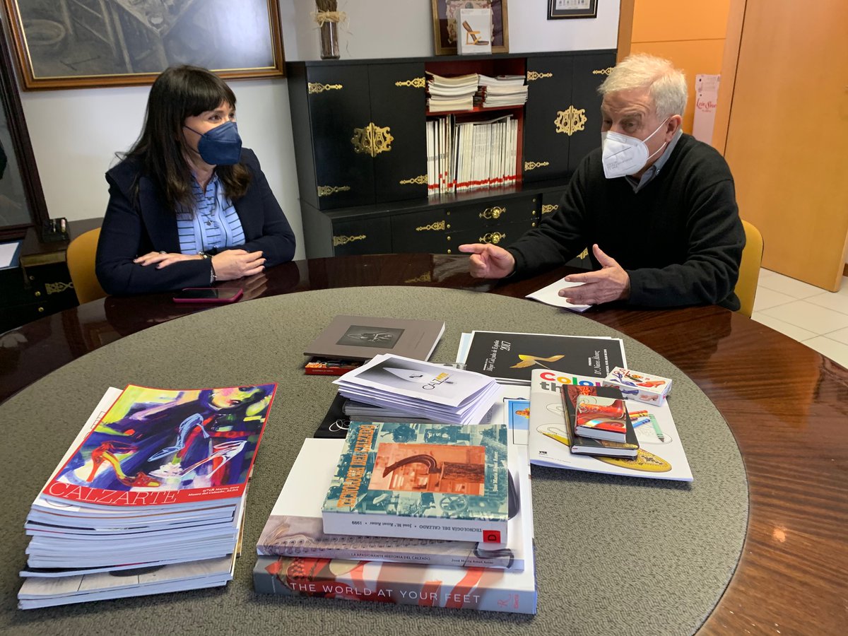 👠Excelente el <a href="/MuseoCalzadoESP/">Museo del Calzado</a> reflejo de una actividad económica que es parte de nuestro patrimonio cultural.

🔸Gracias Rosa Vidal, y María Dolores Esteve, concejala de Cultura de Elda y directora del museo, respectivamente, por vuestra hospitalidad.

🤝 Seguimos en contacto