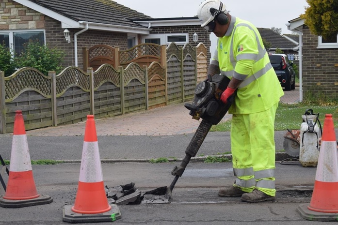 WSCCNews's tweet image. We're trialling a new pothole reporting form on our website. Improvements include an interactive map showing all reported potholes and the ability to subscribe to them. You can provide feedback through the webpage westsussex.gov.uk/roads-and-trav…. 

#savetimegoonline #tellusonce #potholes