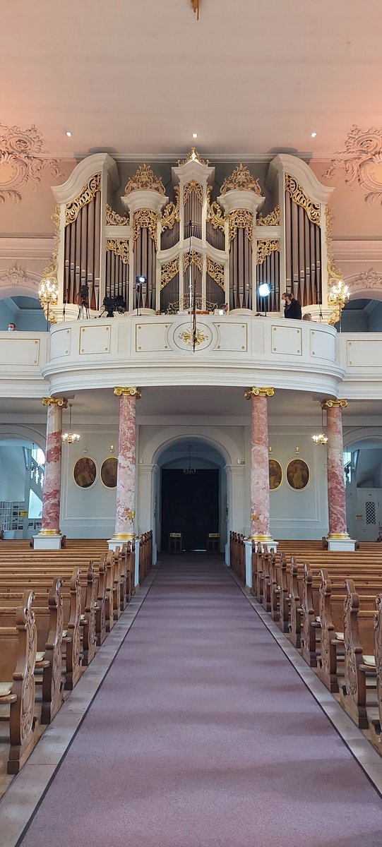 Hier wird kräftig vorbereitet! Wir freuen uns auf viele Zuschauer*innen heute um 20.15 Uhr auf musikfestspielesaar.de! Kultur ist und bleibt Systemrelevant, deshalb bitten wir um eine kleine Unterstützung.