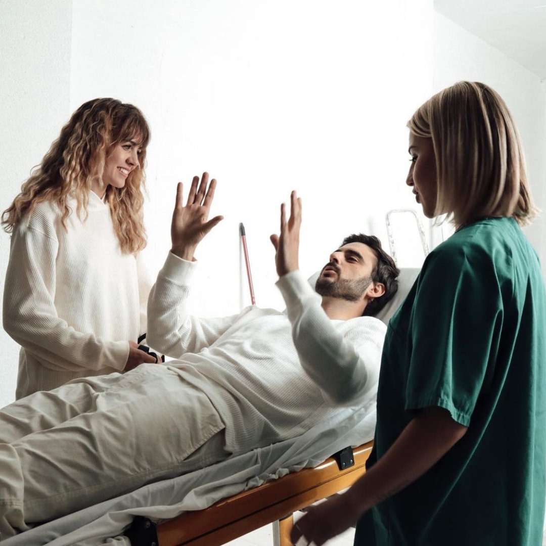 Habiamos anticipado que @AndreaGuasch y @SoyRosco iban a rodearse de Amigos en su nuevo MV... y asi fue 📽 <a href="/LuciaGil_Gil/">Lucia Gil</a>, @RamonSanRoman y @PaulaDalliMusic se lucen en la Historia que narra #CronicaAdiccion, el nuevo Corte de Hotel Flamingo 🎼 youtu.be/kXviYYDLmak