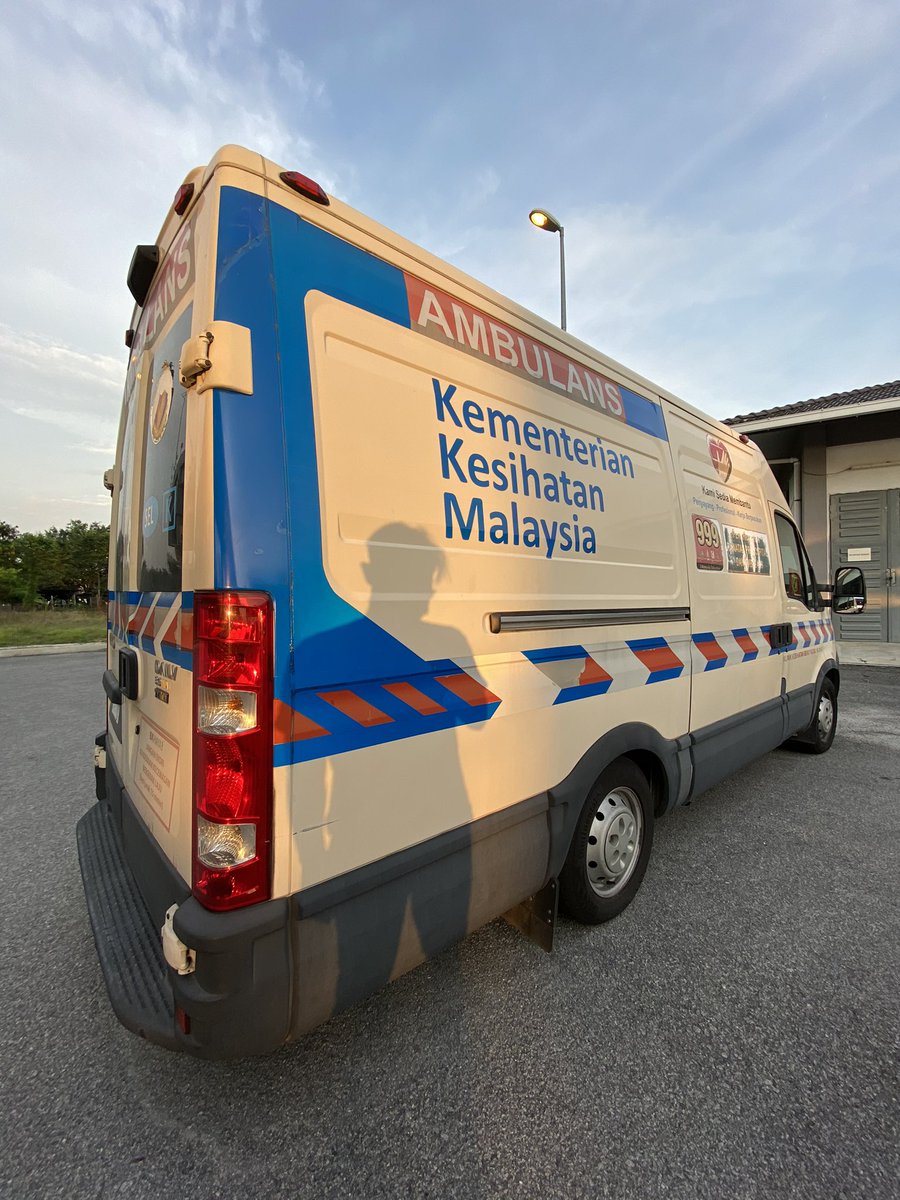 Kalau korang semua nampak jer ambulans bunyi siren kami mintak jasa baik anda untuk bagi laluan kepada kami supaya proses untuk pick up patient berjalan dgn lancar. Proses untuk pick up pesakit dianggarkan dlm 2-3 jam on road. Itu belom lagi tmasuk masa trafic jam