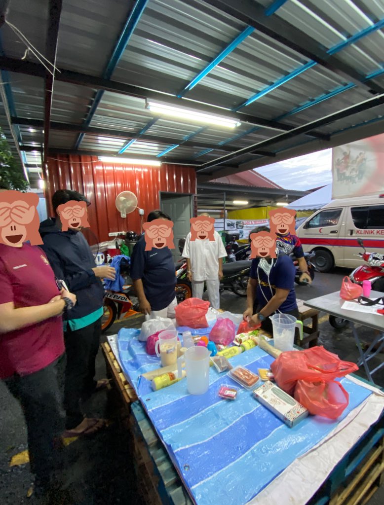 Bila bulan puasa lagi lah teruji, berbuka dengan apa yang ada sahaja janji tertunai tanggungjawab seorang Islam. Alhamdulillah agak ramai NGO jugak yang volunteer sedekahkan juadah berbuka kepada kami semua. Moga kamu semua dimurahkan rezeki. Ameen