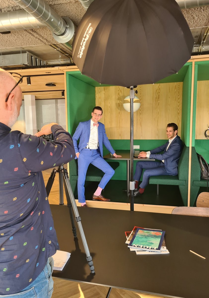 joanknecht's tweet photo. Behind the scenes | Ons zomermagazine is in de maak! Boordevol mooie verhalen van onze mensen en onze klanten. Zie hier een sneak preview van achter de schermen bij de fotoshoots. #magazine #joanknecht #samenmakenwetoekomst #echteverhalen #trots https://t.co/jhQ9LAsV60