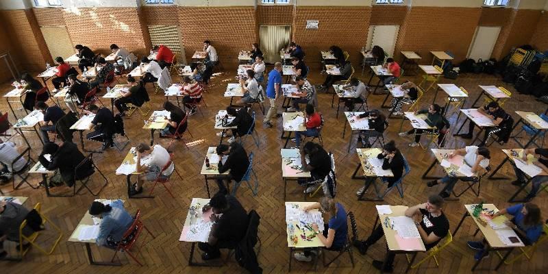 Nice_Matin's tweet photo. Bac 2021: on récapitule les derniers aménagements annoncés par le gouvernement https://t.co/LIzI03R5Ax https://t.co/v4CIn2PPOW