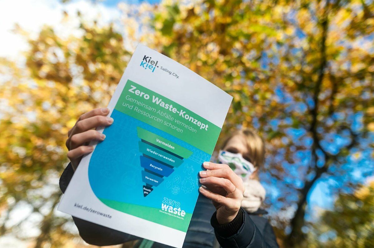 Wupperinst's tweet photo. Das #Kiel|er #ZeroWaste-Konzept wurde heute mit dem #HansSauerAward2021🏆ausgezeichnet! 🎉🍾
Den Preis in der Kategorie „Strategien“ erhält die @stadt_kiel, @wupperinst und Zero Waste Kiel e.V. für ihr Konzept zur #Abfallvermeidung.
➡️https://t.co/OP53hjvy9N https://t.co/np9XqHrhe4