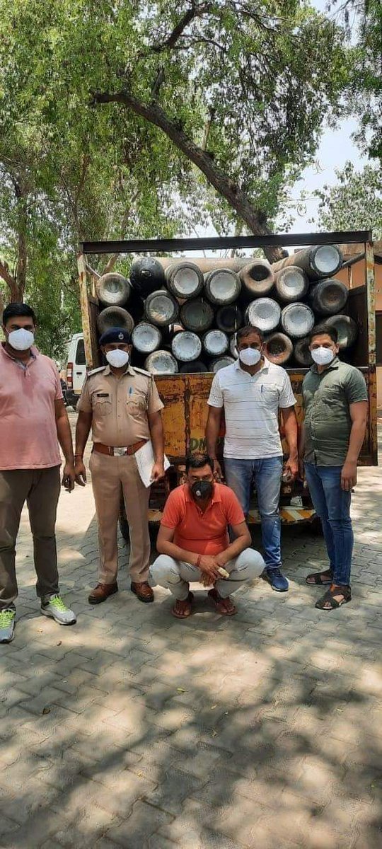 INeetuDabas's tweet image. हरियाणा कांग्रेसी नेता विजेंद्र मावी ऑक्सीजन गैस सिलेंडर की कालाबाजारी करते हुए पकड़ा गया। इस कांग्रेसी नेता के घर पर मिला ऑक्सीजन सिलेंडर का जखीरा, पुलिस ने 50 से अधिक #OxygenCylinders जब्त किये।

ये कांग्रेसी नेता ऑक्सिजन सिलिंडर्स को 40 हजार या उससे अधिक कीमत पर बेचता था।