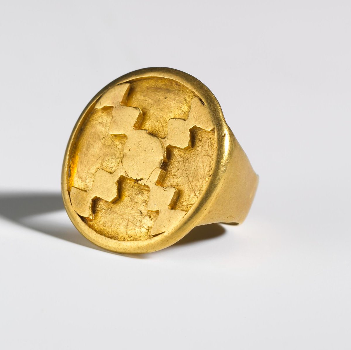 Immortalsgroup's tweet photo. Who doesn’t love a bit of jewellery? Today’s #ObjectThursday is a gold ring from the #Oxus treasure.💍 https://t.co/hLS7WTvrXb