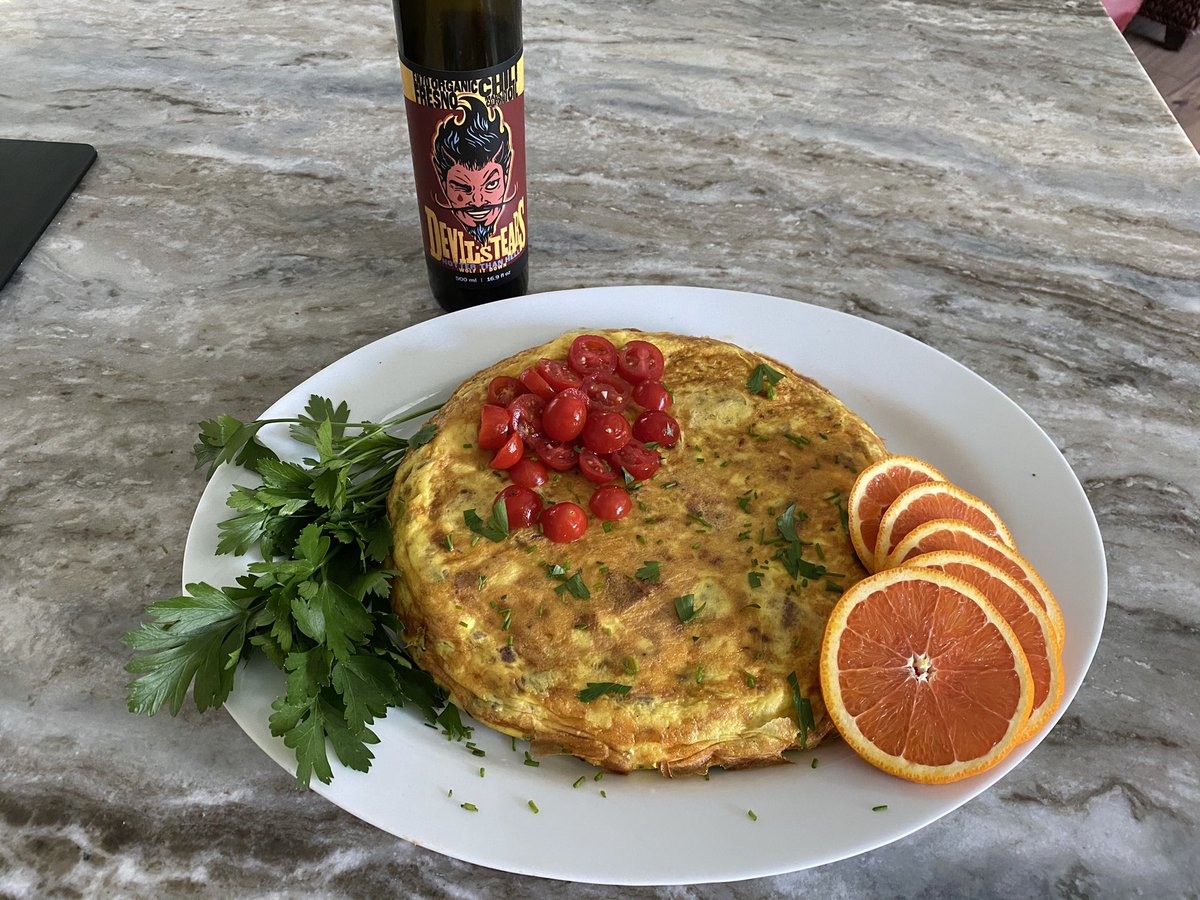 _____TeReSa___'s tweet photo. Delicious Frittata from @TylerFlorence Facebook Live Cooking Class #WolfItDown. I used Swiss 🧀, Cheddar, Fresh Asparagus, Grape Tomato 🍅, 🍎 AppleWood Smoked Bacon 🥓. Drizzle of #DevilsTears spicy 🌶 chili oil @ENZOOrganic @TownCutler knife 🔪. https://t.co/xk9o6BFSqc
