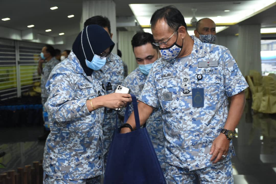 tldm_rasmi's tweet photo. ‘Rezeki sama dikongsi.’

AKS Pentadbiran dan Sekretariat Markas Tentera Laut, Laksamana Pertama @abangchor2009 menyempurnakan Penyerahan Bungkusan Raya kepada warga Navy People di @kdsrigombak hari ini.

#NavyUpdate
#TLDMSiaga https://t.co/4Z2TWyAnET