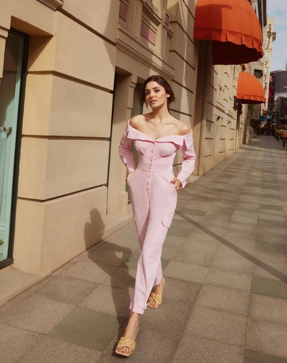 Bir insan nasıl her şeyi bu kadar güzel taşıyabilir aklım almıyor MAŞALLAH BENİM KIZIMA MASALLAHH