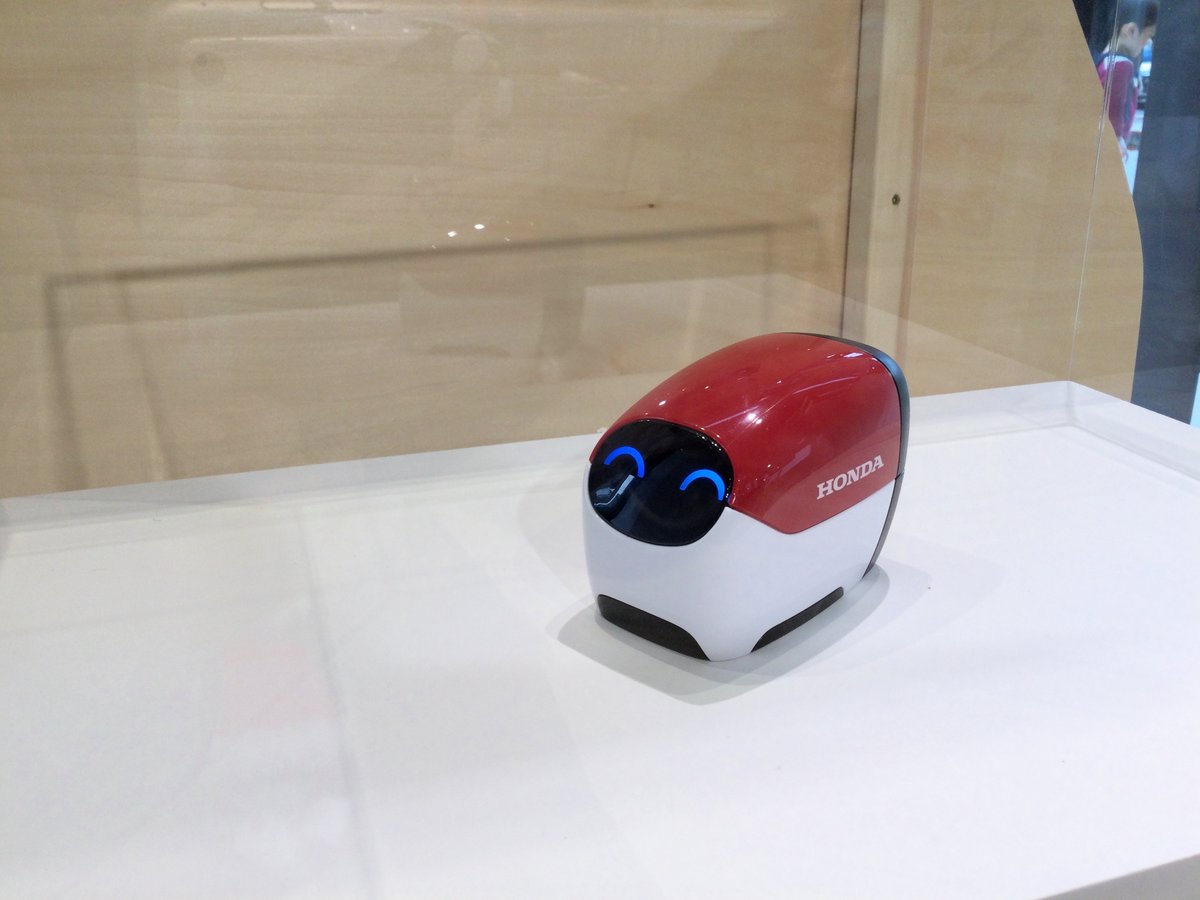 wodu_robot's tweet photo. 似たようなロボにホンダの「Ropot」有るケド、こっちは自律型で用途も異なるから住み分けは出来るハズ。
こっちも実運用が軌道に乗らないかなぁ…（現状発売未定）　肩乗せロボ、流行れば良いのに。もっと色々出れば良いのに…（´﹃｀*）（←）
#Ropot https://t.co/uLODWpj6Jl