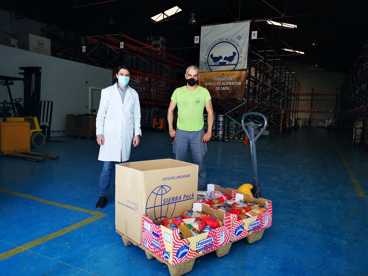 AytoBenatae's tweet photo. LA ASOCIACIÓN DE MUJERES 'BEN-HATAE' ENTREGA MÁS DE 100 KG DE ALIMENTOS AL BANCO DE ALIMENTOS DE JAÉN 😍👌🏻

Se trata de una iniciativa que se ha puesto en marcha con el objetivo de ayudar a aquellas familias que peor lo están pasando debido a la pandemia. 

#Benatae
#Igualdad https://t.co/fYSBjLXlj4