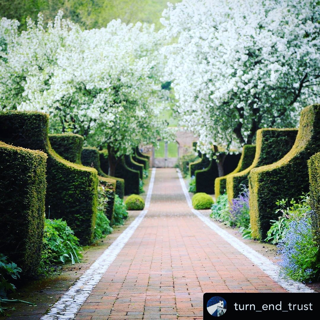 Hurrah-our events programme is live! Join us for a fabulous (real) visit to the Walled Garden at Wormsley Estate, Bucks 2pm June 10, guided tour with ace head gardener Charlotte Tremlin. Afternoon tea too!😋turnend.org.uk/new-events/202…