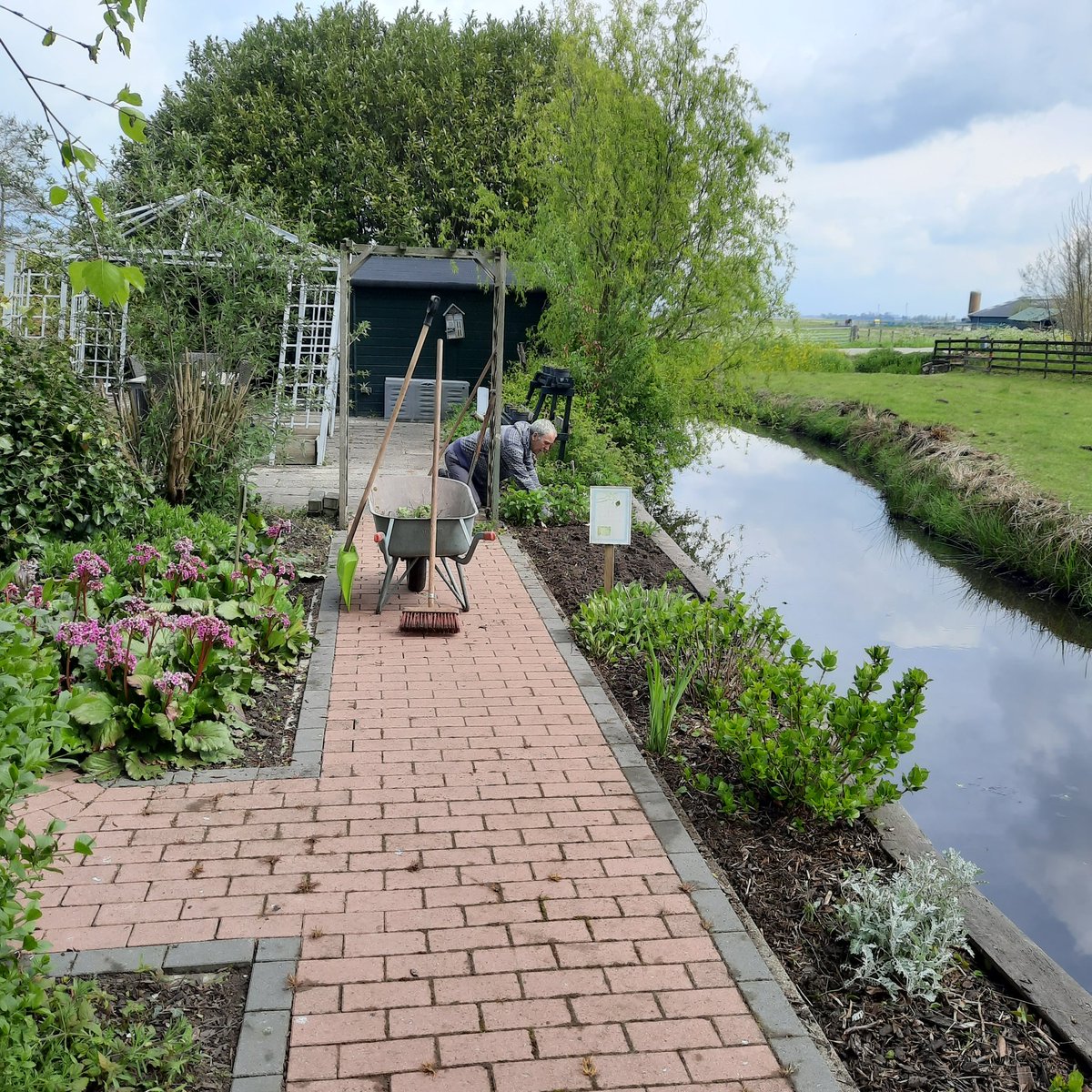 patrick42koning's tweet image. Vandaag onze #beleeftuin bij #Respijthuis @_maisonpatrick weer netjes gezet voor de #gasten die komen logeren #respijtzorg #logeerzorg #bleskensgraaf