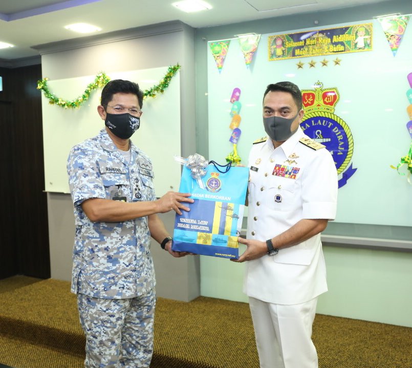 tldm_rasmi's tweet photo. Panglima Tentera Laut, Laksamana Tan Sri @reza_azeranil63 menyempurnakan Penyerahan Bungkusan Hari Raya kepada Barisan Pengurusan Tertinggi TLDM di Markas Tentera Laut. Majlis serba ringkas itu berlangsung di Bilik Mesyuarat Markas Tentera Laut.

#NavyUpdate
#TLDMSiaga https://t.co/jhqjx60Seb
