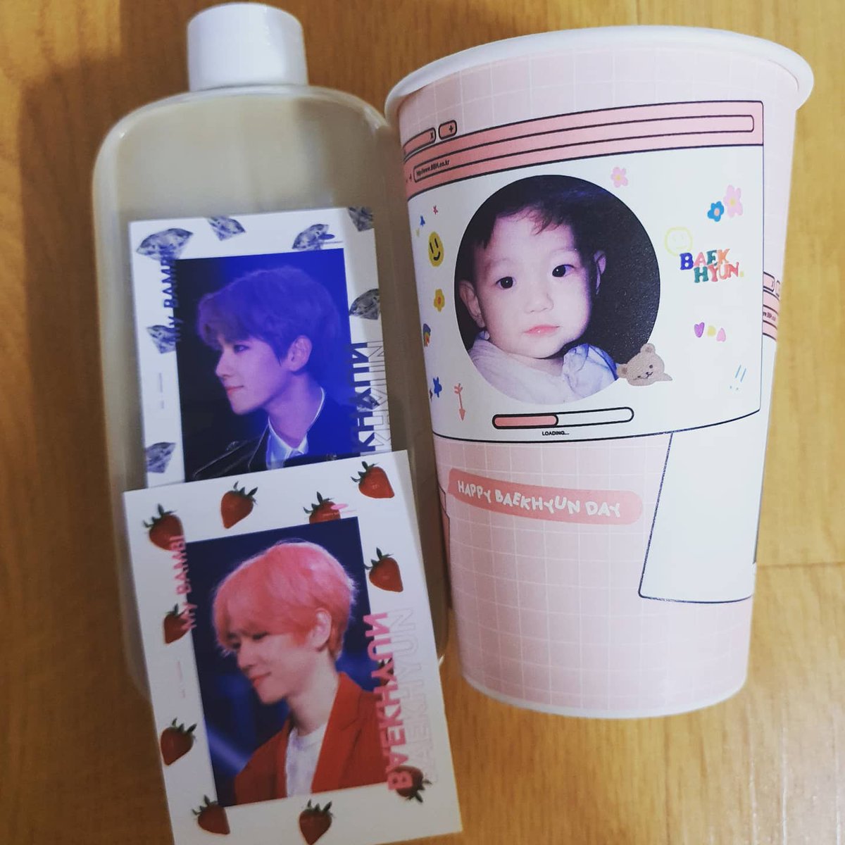 dofl9769's tweet photo. '추운 겨울이 지나면 따뜻한 봄이 온다' 
카페이름도 좋고 우리백현이 사진도 좋고 컵홀더도 이쁘고!! 환상이였다ㅋㅋ특전소진되어 못받아서 아쉽지만 혀니와 함께라서 행복했어♥
다시만날그날까지 더더 좋은엑소엘이되어있을게♥사랑해!

#그리고_그의_봄빛은_세상을_비춘다 
#백현 #BAEKHYUN https://t.co/6pJtNPIH4Y