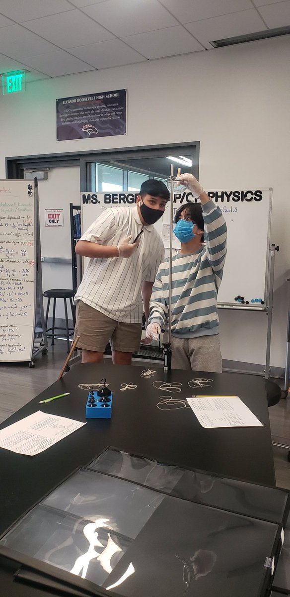 EinsteinsGurl2's tweet photo. Simple Pendulum Lab
#STEMPhysics
#SimpleHarmonicMotion
#WhenOverwhelmedFindYourCenter
#SimpleHarmonicMotion
@kim_seheult
@howell_kel
@eSTEMacademy
@CNUSD https://t.co/b6xn8gBCRk