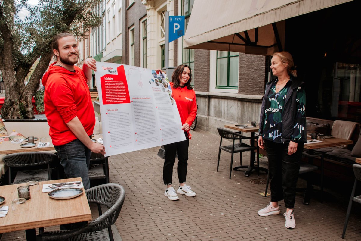 Zojuist hebben Boardlid <a href="/ReginaNieuw/">Regina Nieuwmeijer</a> en Young Twente Boardlid Jelle onze brief aan de informateur persoonlijk overhandigd aan <a href="/SigridKaag/">Sigrid Kaag</a>. Een geweldig moment! 

Check ⤵️ twente.com/twente-board/o… 

Gelukkig is er Twente! #TwentseAmbities