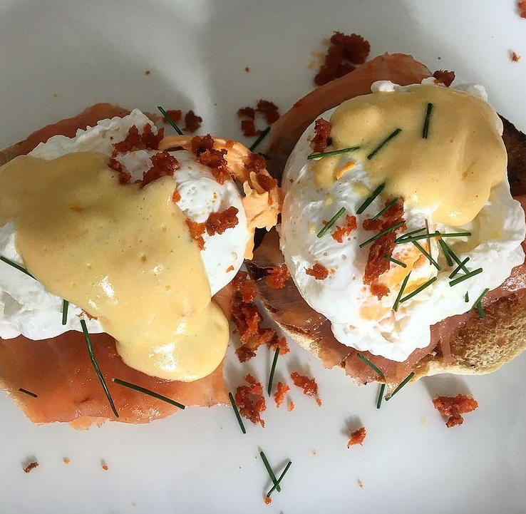 What you eat is going to be one of the most important factors of your #fitness #feathersfoodfit take your diet seriously:
#eggsbenedict with homemade hollandaise sauce, chorizo and fresh chives 💪#smartfoodchoices #feathersfoodandfitness #healthyeating feathersfoodfit.com