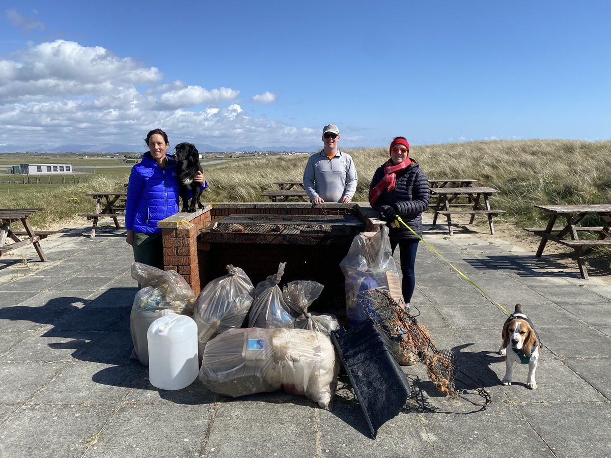 4 members of @RAFValleySafety team went for a walk on the beach and found lots of rubbish to bring home! @RAF_Valley @RAFValleyStnCdr @CoastalCleanup2 @AngleseyScMedia @angleseycouncil @plasfreeisland
