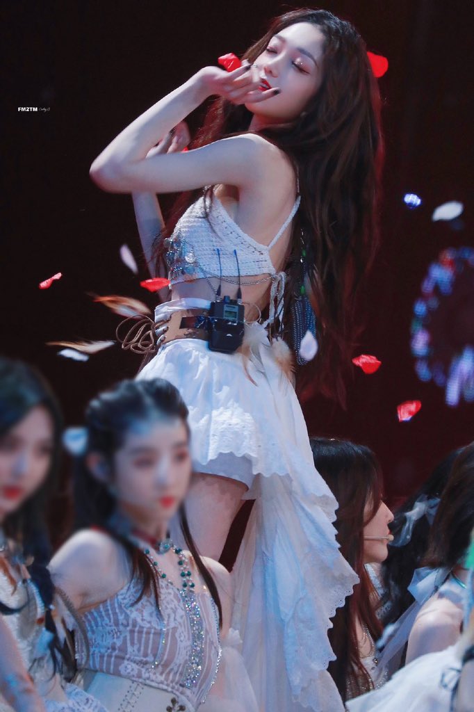 itmemimisong's tweet photo. เอาหัวใจพิไปเลยค่ะ!!!!!!!!!! แตกแตนม๊ากน้องงงงงงงง ชุดนี่มันอะไรก๊านนนนนนนน https://t.co/5qRUlHOQGI